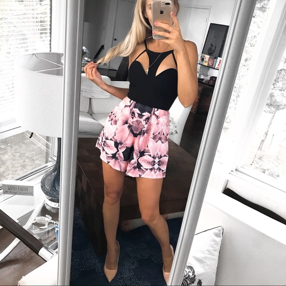 🆕 BLACK TAUPE PINK FLORAL CUT OUT ROMPER! - Picture 5 of 9